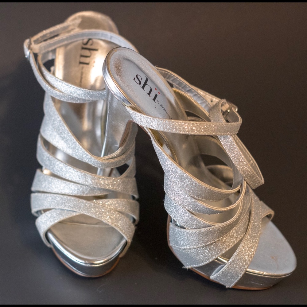Shi by Journeys size 6.5 silver